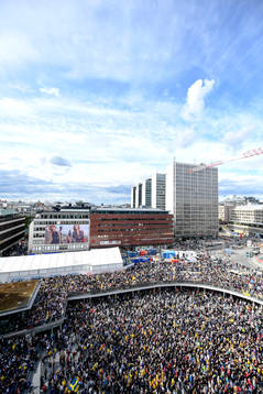 Sergels torg när Sveriges landslag i ishockey hyllas