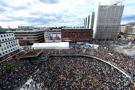 Sergels torg när Sveriges landslag i ishockey hyllas