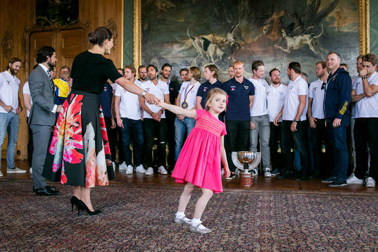 Prinsessan Estelle stjäl showen för en stund när