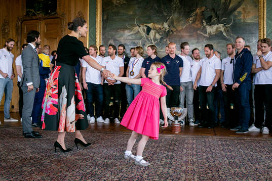 Prinsessan Estelle stjäl showen för en stund när