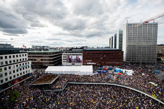 Folk samlas på Sergels torg när Sveriges landslag i