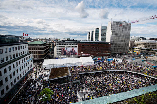 Folk samlas på Sergels torg när Sveriges landslag i