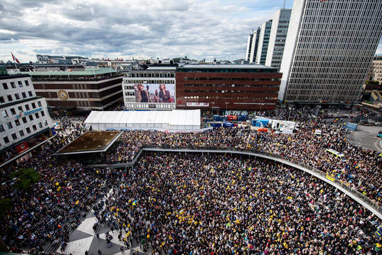 Folk samlas på Sergels torg när Sveriges landslag i