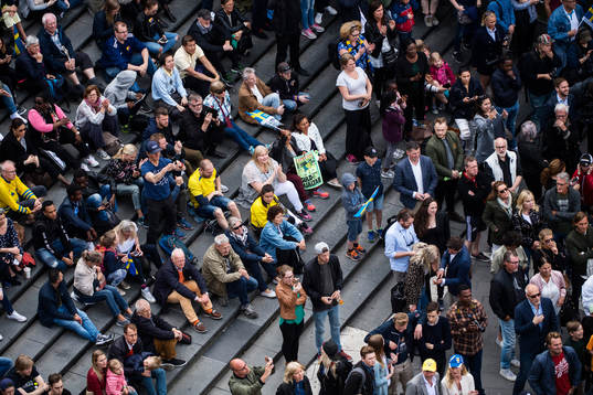 Folk samlas på Sergels torg när Sveriges landslag i