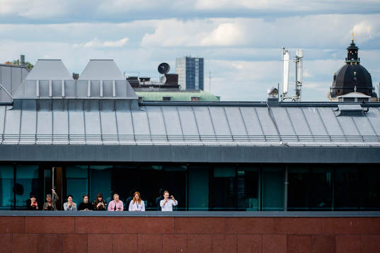 Personer samlas vid Sergels torg när Sveriges landslag i