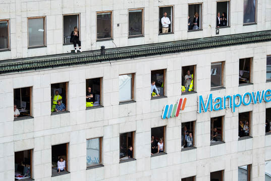 Personer följer händelserna på Sergels torg när