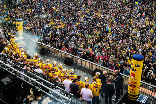 Laget på Sergels torg när Sveriges landslag i ishockey