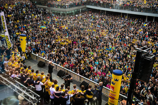 Loa Falkman sjunger nationalsången på Sergels torg när