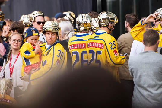 Viktor Fasth med sin son på Sergels torg när Sveriges