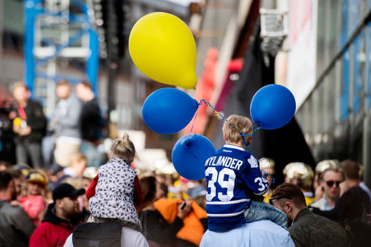 William Nylanders bror med ballonger på Sergels torg när