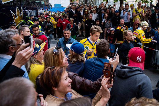 William Nylander signerar autografer vid Sergels torg när
