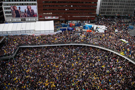 Mycket folk samlas på Sergels torg när Sveriges landslag
