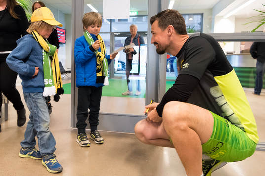 Elfsborgs målvakt Kevin Stuhr Ellegaard skriver autografer