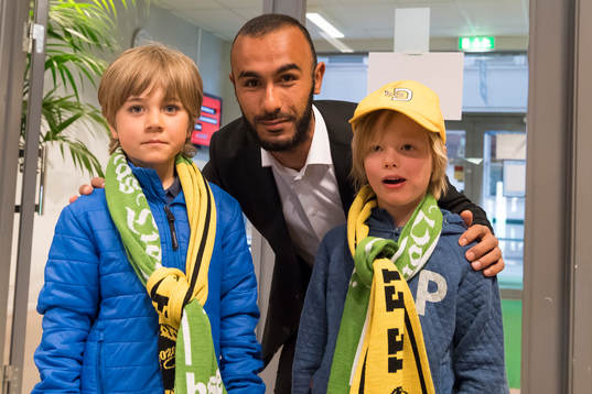 Elfsborgs Issam Jebali poserar med vinnare av BT-soffan