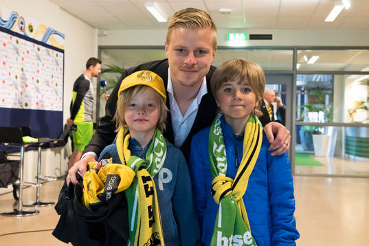 Elfsborgs Per Frick poserar med vinnare av BT-soffan innan