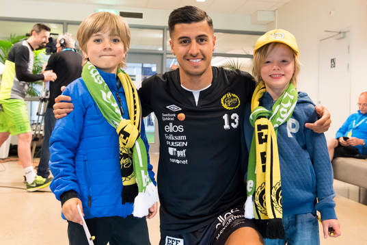 Elfsborgs Rami Kaib poserar med vinnare av BT-soffan innan