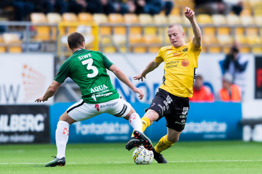 Elfsborgs Daniel Gustavsson och Jönköpings Tom Siwe (rygg
