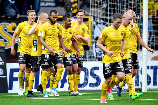 Elfsborgs Issam Jebali jublar med lagkamrater