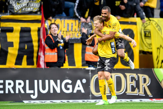 Elfsborgs Joakim Nilsson och Alex Dyer jublar