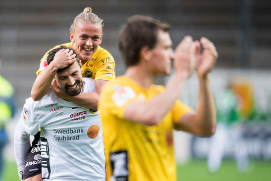 Elfsborgs Jesper Karlsson och målvakt Kevin Stuhr