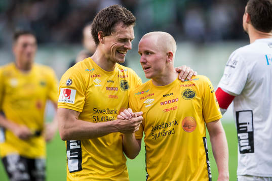Elfsborgs Jörgen Horn och Jesper Karlsson jublar