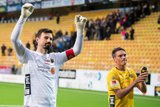 Elfsborgs målvakt Kevin Stuhr Ellegaard jublar ihop med