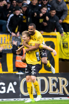 Elfsborgs Joakim Nilsson jublar med Alex Dyer