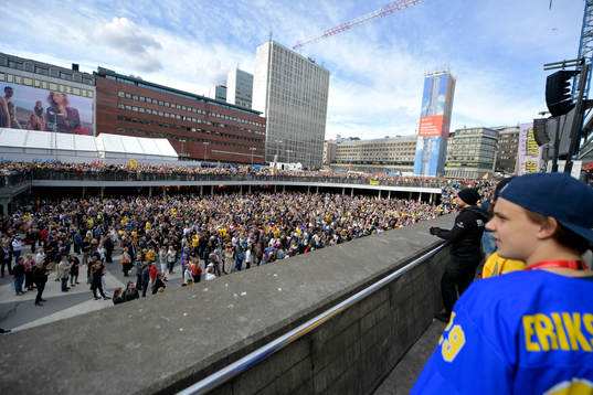 Det börjar fyllas på med folk på Sergels torg när
