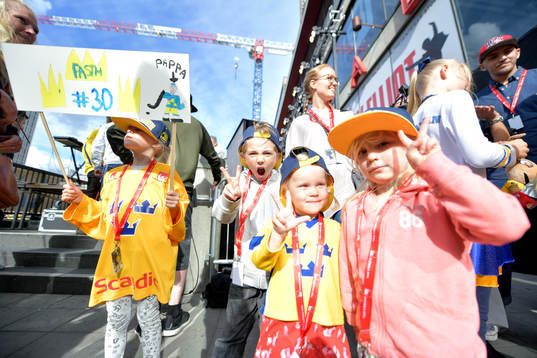 målvakt Viktor Fasths familj på Sergels torg när
