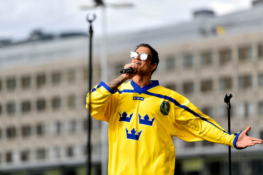 Samir Badran uppträder på Sergels torg när Sveriges