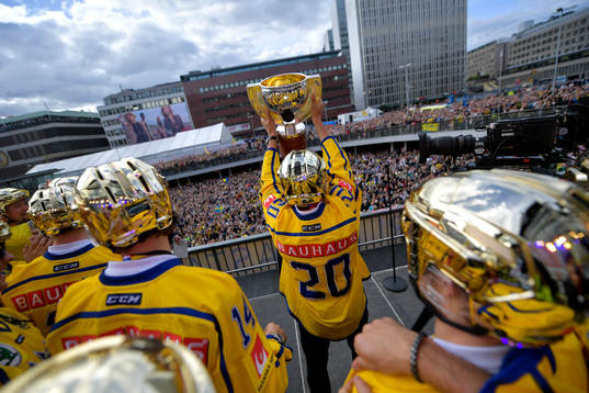 Joel Lundqvist med pokalen på Sergels torg när Sveriges