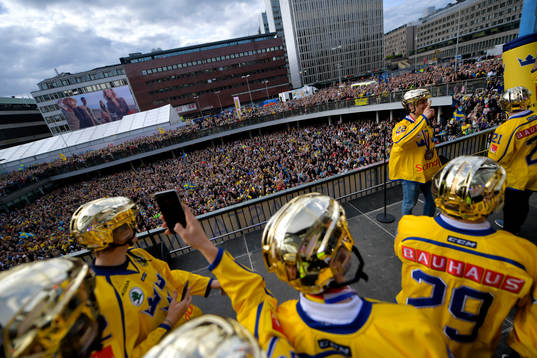 Joel Eriksson Ek på Sergels torg när Sveriges landslag i