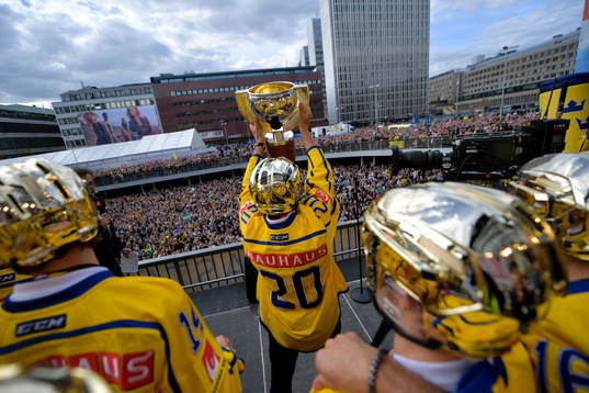 Joel Lundqvist med pokalen på Sergels torg när Sveriges