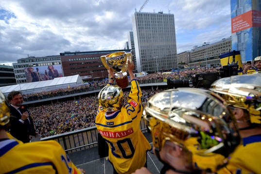 Joel Lundqvist med pokalen på Sergels torg när Sveriges