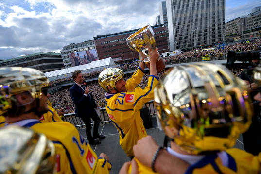 Joel Lundqvist med pokalen på Sergels torg när Sveriges