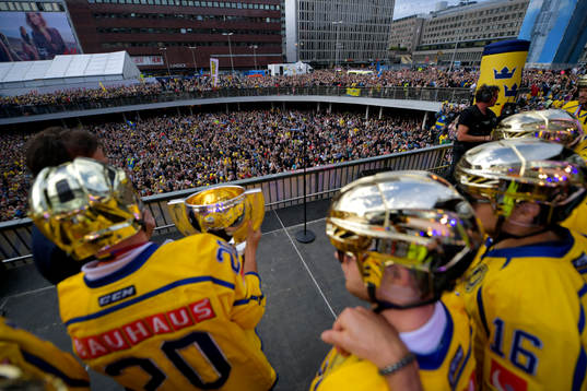 Joel Lundqvist med pokalen på Sergels torg när Sveriges