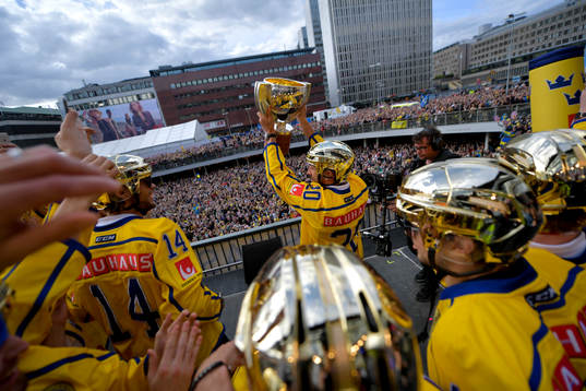 Joel Lundqvist med pokalen på Sergels torg när Sveriges