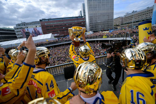 Joel Lundqvist med pokalen på Sergels torg när Sveriges