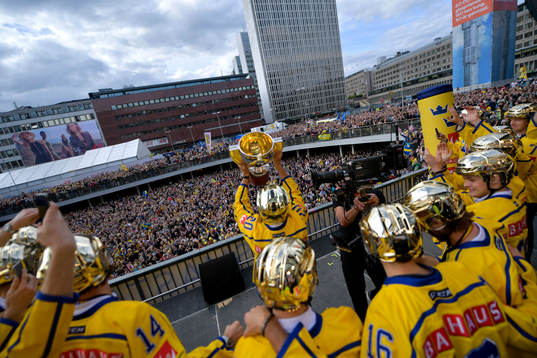 Joel Lundqvist med pokalen på Sergels torg när Sveriges