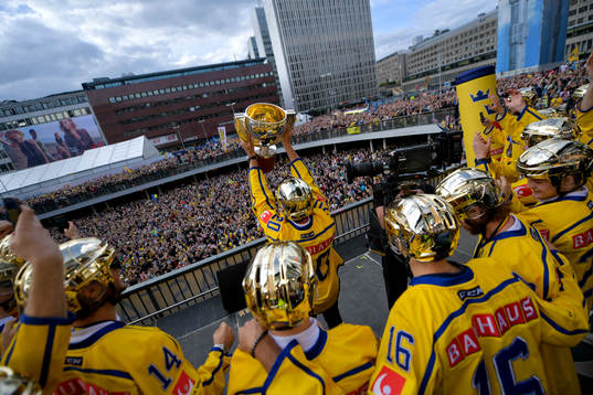 Joel Lundqvist med pokalen på Sergels torg när Sveriges