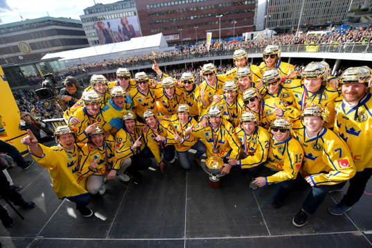 Laget på Sergels torg när Sveriges landslag i ishockey