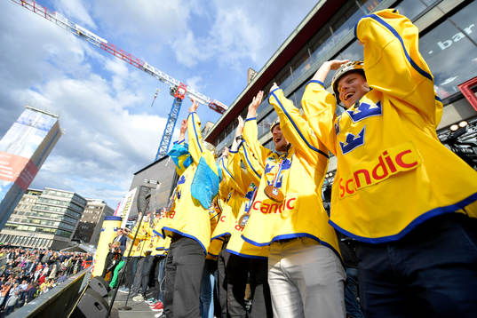 Laget på Sergels torg när Sveriges landslag i ishockey