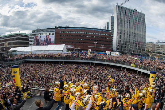 Sveriges spelare jublar med pokalen på Sergels torg när