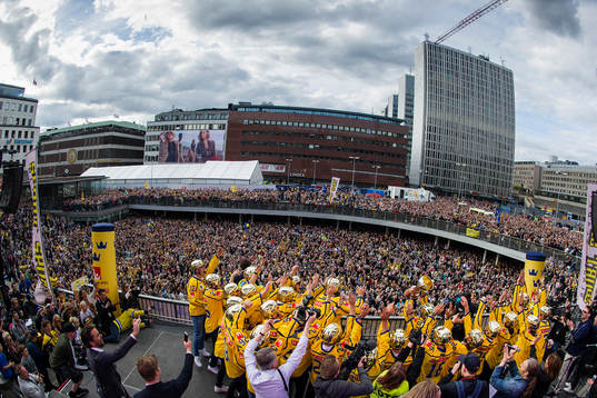 Sveriges spelare jublar med pokalen på Sergels torg när