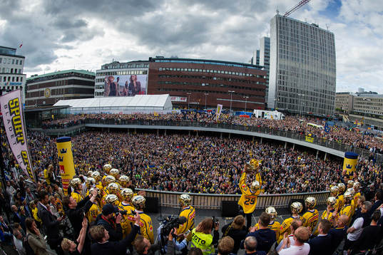 Sveriges William Nylander jublar med pokalen på Sergels
