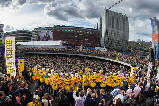 Sveriges spelare jublar med pokalen på Sergels torg när