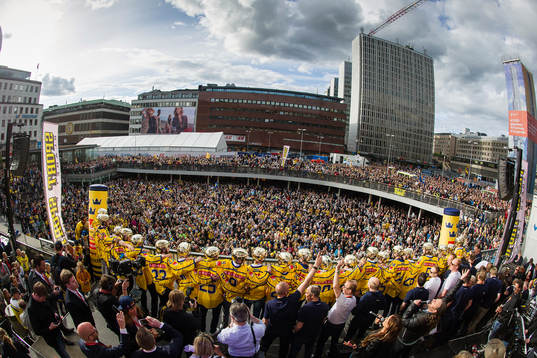 Sveriges spelare jublar med pokalen på Sergels torg när
