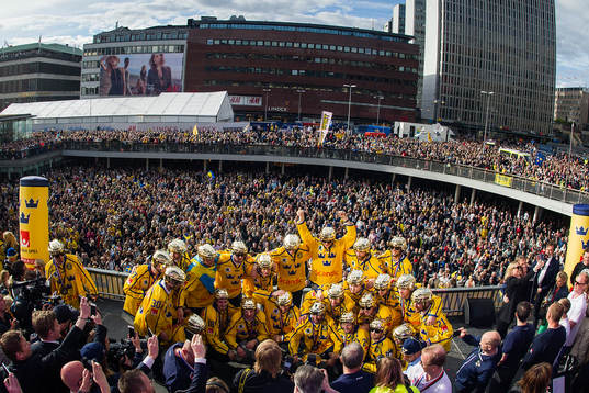 Sveriges spelare jublar med pokalen på Sergels torg när