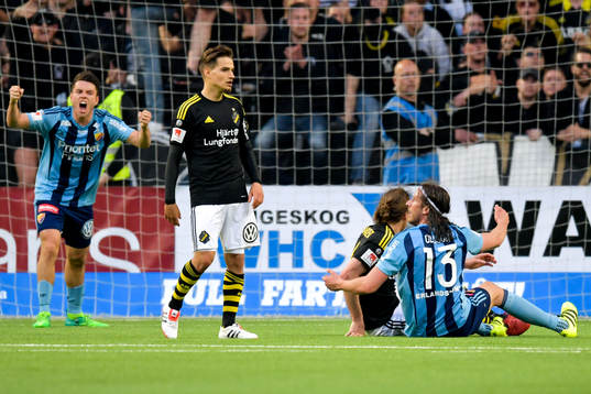 Djurgårdens Kerim Mrabti och Jonas Olsson vill ha straff