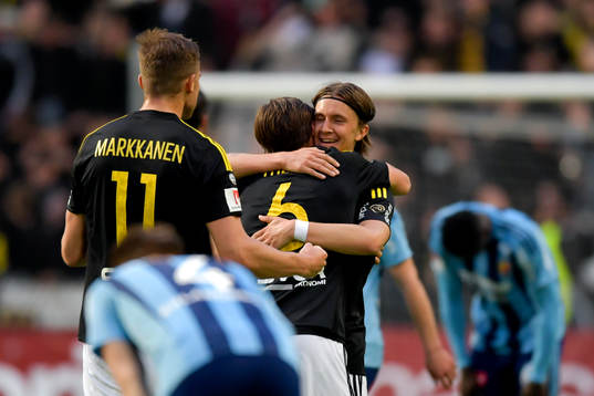 s Kristoffer Olsson och Simon Thern jublar